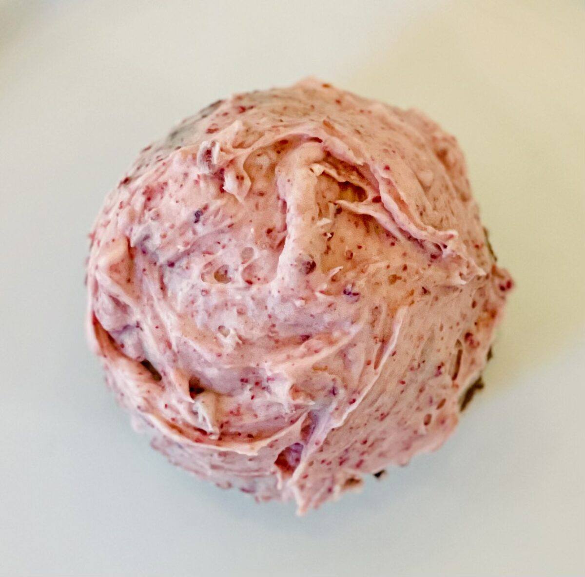 Cherry frosting with freeze-dried cherries